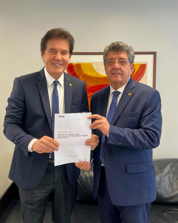 O deputado federal Robinson Faria (PP-RN) entregou, nesta quarta-feira (15), ao senador Fernando Farias, relator da Comissão Mista do Congresso Nacional. Imagem: divulgação assessoria.