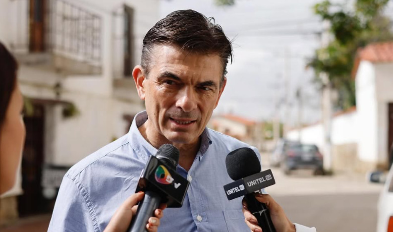 Em seu discurso da vitória, Rodrigo Paz defendeu um plano de ajuste fiscal que prevê cortes de US$ 1,5 bilhão em gastos públicos, com a redistribuição dos recursos para infraestrutura, saúde e educação. Imagem: redes socias Rodrigo Paz.
