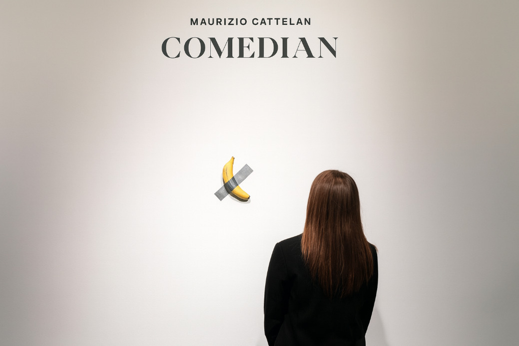 Obra do artista italiano Maurizio Cattelan que consiste em uma banana presa à parede com fita silver. Foi vendida por US$ 120 mil na feira de arte Art Basel Miami Beach. Imagem gerada por IA.