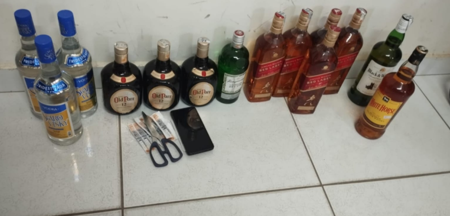 Bebidas encontradas na festa. Foto: Divulgação/PMRN