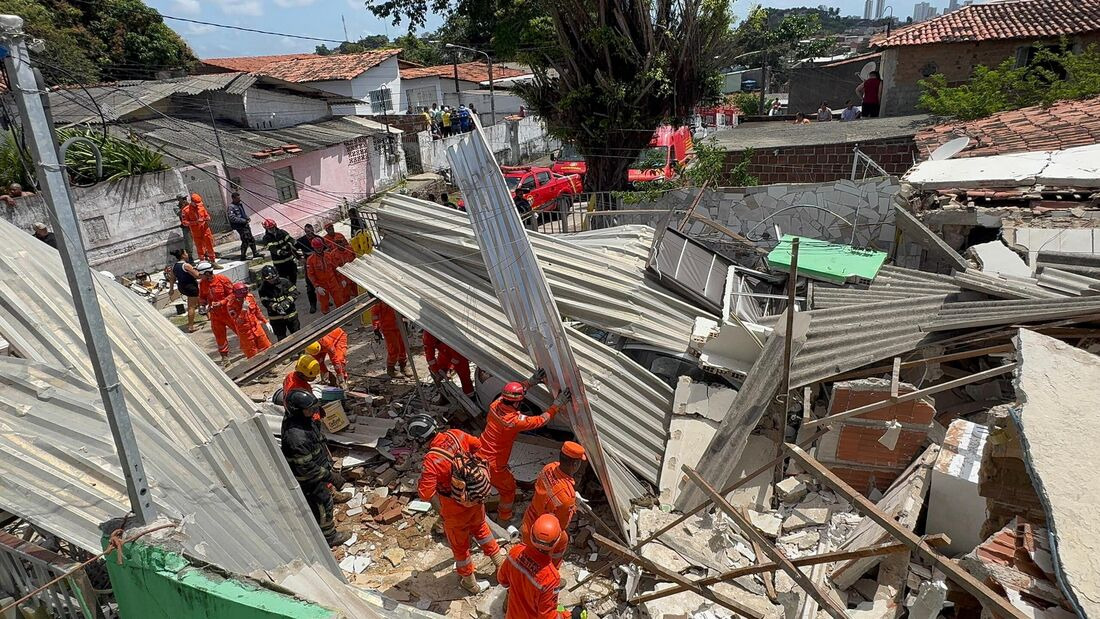 Desabamento deixa um morto e mais de 10 feridos em Olinda (PE)