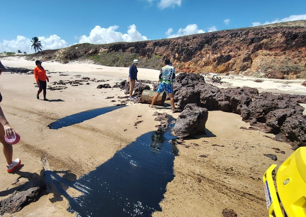 Barril com óleo vaza em praia do RN e preocupa moradores