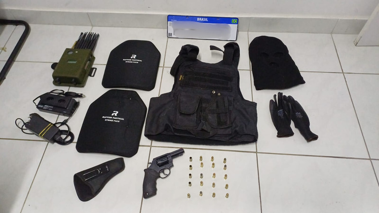   A Polícia Rodoviária Federal (PRF) e a Polícia Militar do Rio Grande do Norte (PMRN) prenderam, na noite de quarta-feira (29), quatro suspeitos e apreenderam dois veículos adulterados, armas de fogo, munições, coletes balísticos, balaclavas, bloqueador de sinal, celulares e outros objetos ilícitos.  A ação foi deflagrada de forma integrada na região do Seridó potiguar após uma fiscalização de rotina e resultou na recuperação dos veículos e na prevenção de possíveis crimes contra o patrimônio que poderiam ocorrer durante a madrugada.  Os detidos e o material apreendido foram encaminhados à Delegacia de Polícia Civil de Currais Novos/RN para os procedimentos cabíveis.  A PRF e a PMRN reforçam o compromisso com a integração entre as forças de segurança, o combate à criminalidade e a recuperação de veículos, contribuindo para a segurança pública no Rio Grande do Norte.
