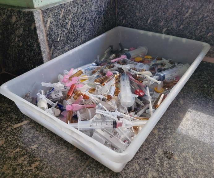  Trabalhadores dizem que são obrigados a descartar materiais contaminados em recipientes inadequados