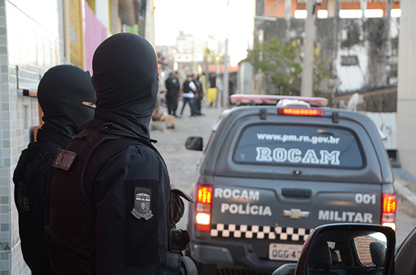 Na revista, encontraram a arma carregada. Segundo os policiais, ele ainda tentou destruir o celular que estava de posse, possivelmente para apagar provas. Imagem divulgação Rocam.