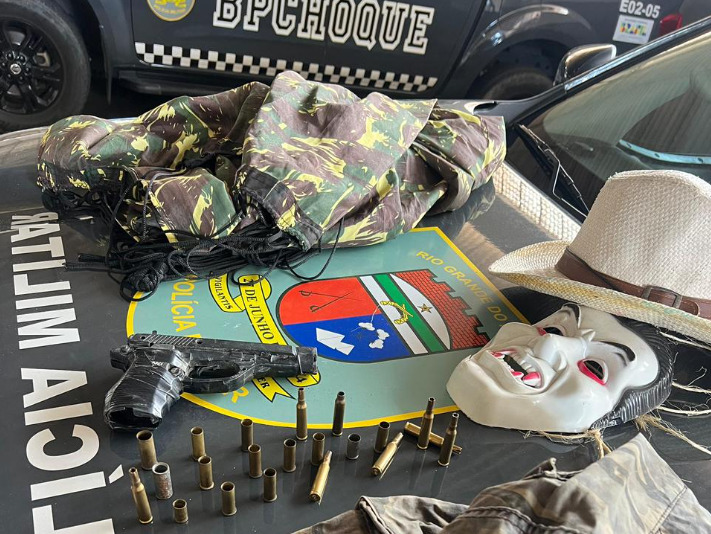 No local, os militares encontraram um simulacro de arma de fogo, munições, uma calça camuflada, uma máscara e uma rede. Imagem divulgação SESED.