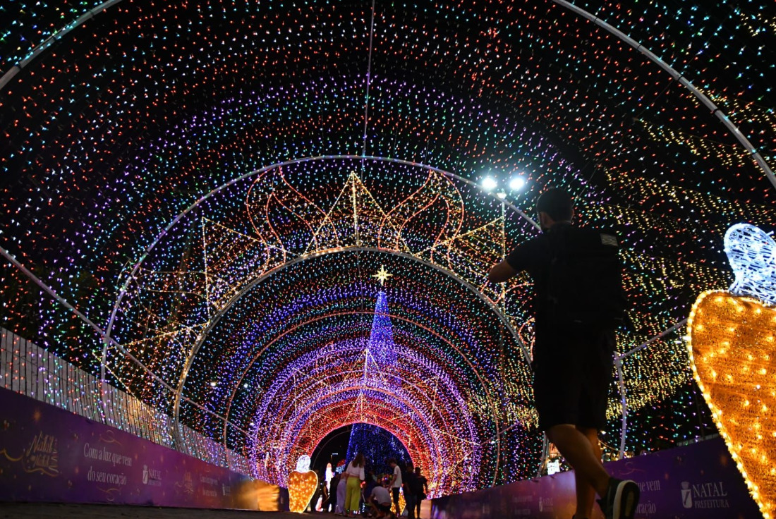 O acender das luzes no Polo Ponta Negra atraiu moradores, turistas e muitas famílias que acompanharam a transformação da Avenida da Praia em um dos cenários mais iluminados da capital. Imagem Prefeitura do Natal.