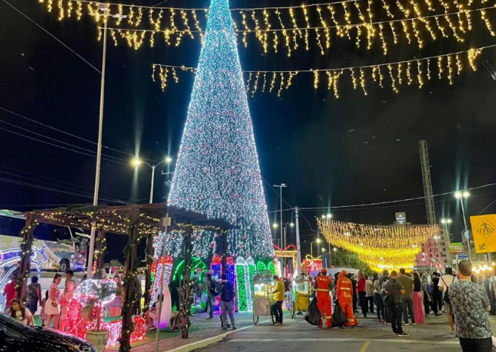 A nova iluminação deve atrair ainda mais pessoas ao bairro e reforçar o ambiente de confraternização que caracteriza o evento. Imagem Prefeitura do Natal.