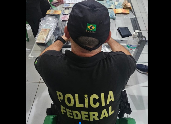 A suspeita é de que servidores públicos e representantes de companhias privadas tenham atuado de forma articulada para desviar verbas destinadas à infraestrutura. Imagem PF.