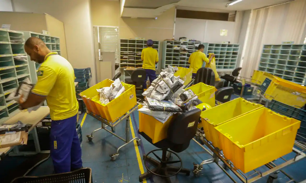 Programa de Demissão Voluntária (PDV) e redução de despesas com planos de saúde;