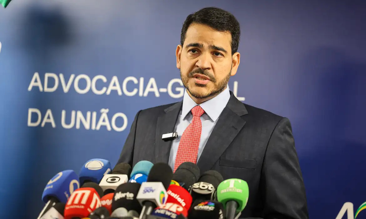 Lula indica Jorge Messias para vaga de Barroso no Supremo; saiba mais