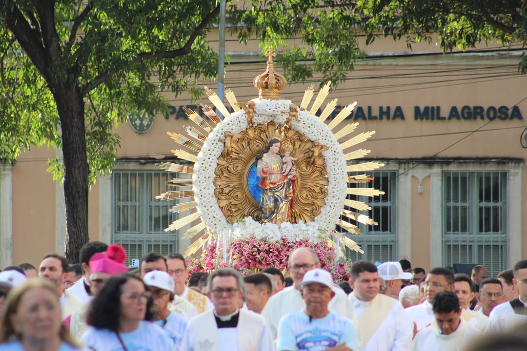 Andor de Nossa Senhora da Apresentação durante procissão no centro histórico de Natal | Foto: Jéferson Fernandes
