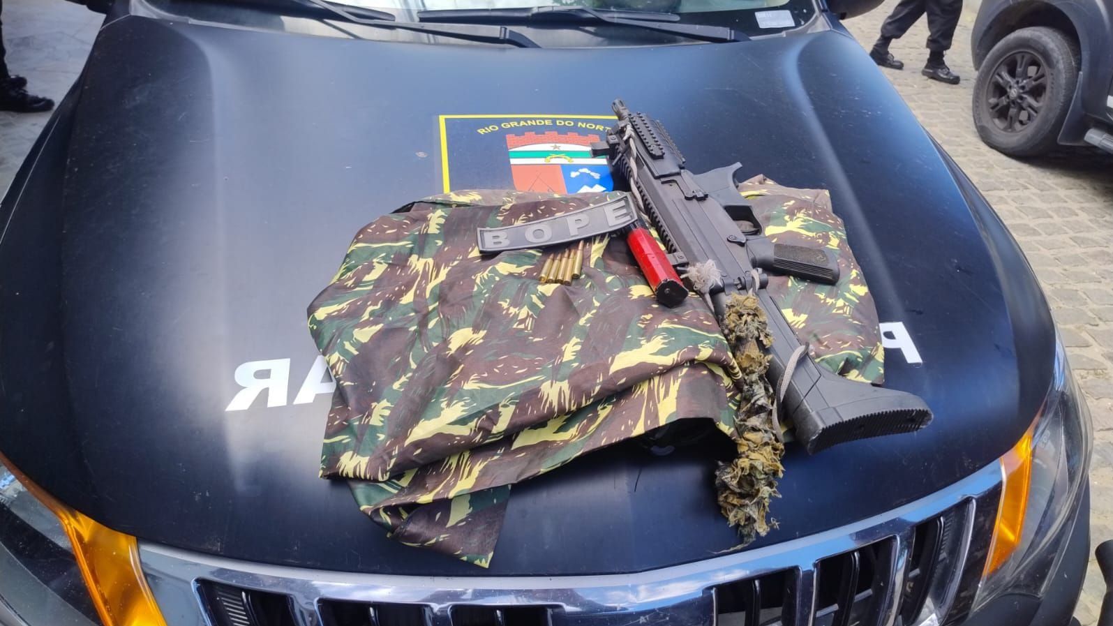 Ação da PM em Mãe Luiza resulta na apreensão de armamento pesado e roupas camufladas