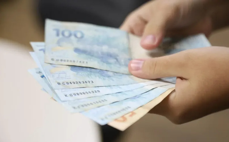 Segundo especialistas, essa revisão é comum em períodos de desaceleração dos preços e, embora tenha impacto pequeno no valor final, interfere nas contas públicas. Imagem internet.