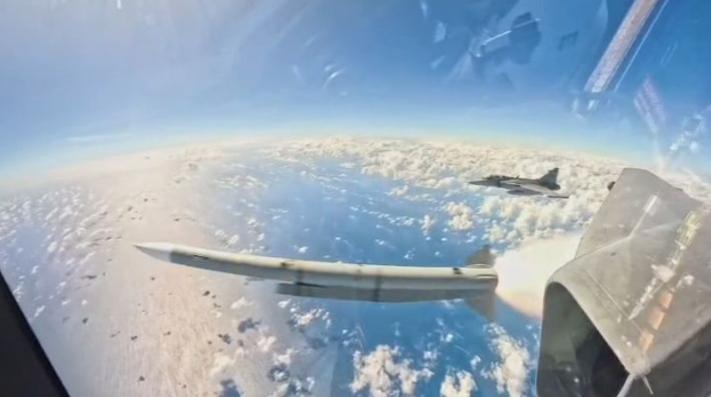 Para simular um cenário real de combate, o alvo aéreo Mirach 100/5 manobrou em alta velocidade e altitude, garantindo condições extremamente desafiadoras. Divulgação FAB.