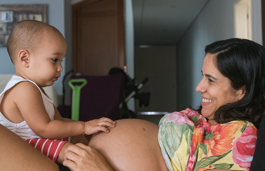 A vacina pode ser administrada no mesmo dia que outros imunizantes recomendados durante o pré-natal, como influenza e covid-19. Imagem gerada por IA.