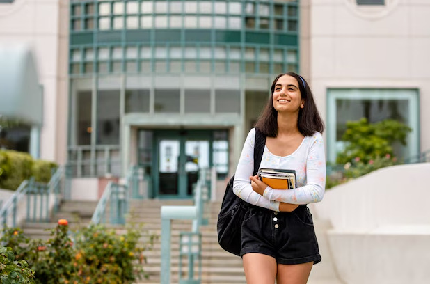 Escolas que focam no preparo para o ensino superior tendem a ter mensalidades mais elevadas, especialmente no Ensino Médio. Imagem Freepik.