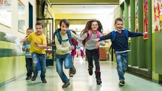 O levantamento apontou um reajuste médio de 10,41% nas mensalidades do Ensino Médio e de 9,92% para os níveis da Educação Infantil e do Ensino Fundamental I e II. Imagem Freepick.