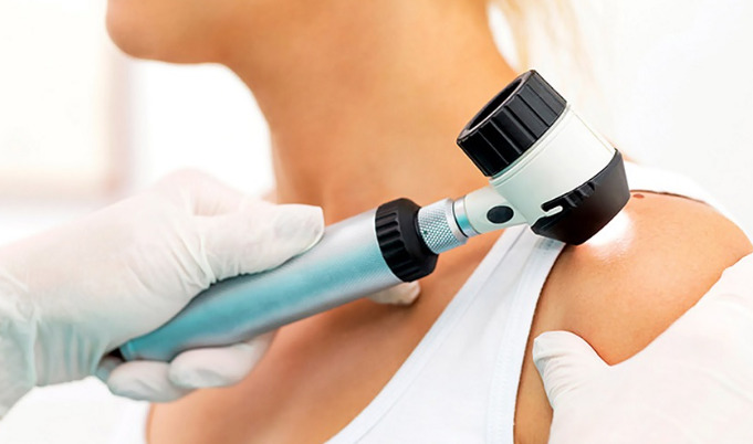 Pesquisa revela que cerca de 90 milhões de brasileiros — mais da metade da população — nunca passaram por consulta com dermatologista. Imagem reprodução freepick.