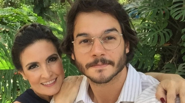 A jornalista Fátima Bernardes se mostra radiante desde que assumiu o namoro com o político pernambucano Túlio Gadelha. Os 25 anos de idade que os separam, porém, estão longe de afetar negativamente o relacionamento. Imagem internet.