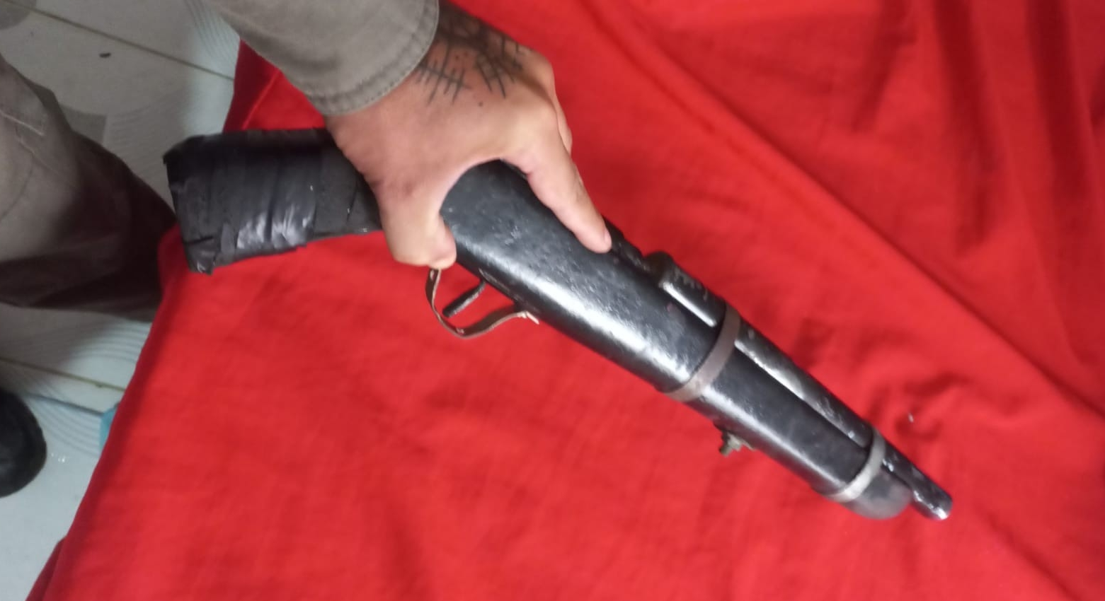 Arma encontrada pelos policiais durante a ação. Foto: Reprodução/PMRN