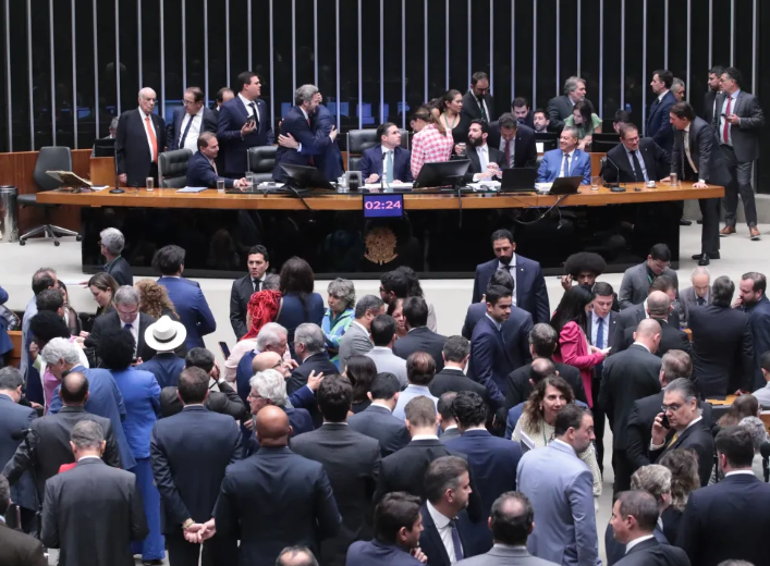 O placar final foi de 291 votos a favor e 148 contra, após um processo que começou às 1h38 e terminou às 2h25.  Foto: Bruno Spada/Câmara dos Deputados.