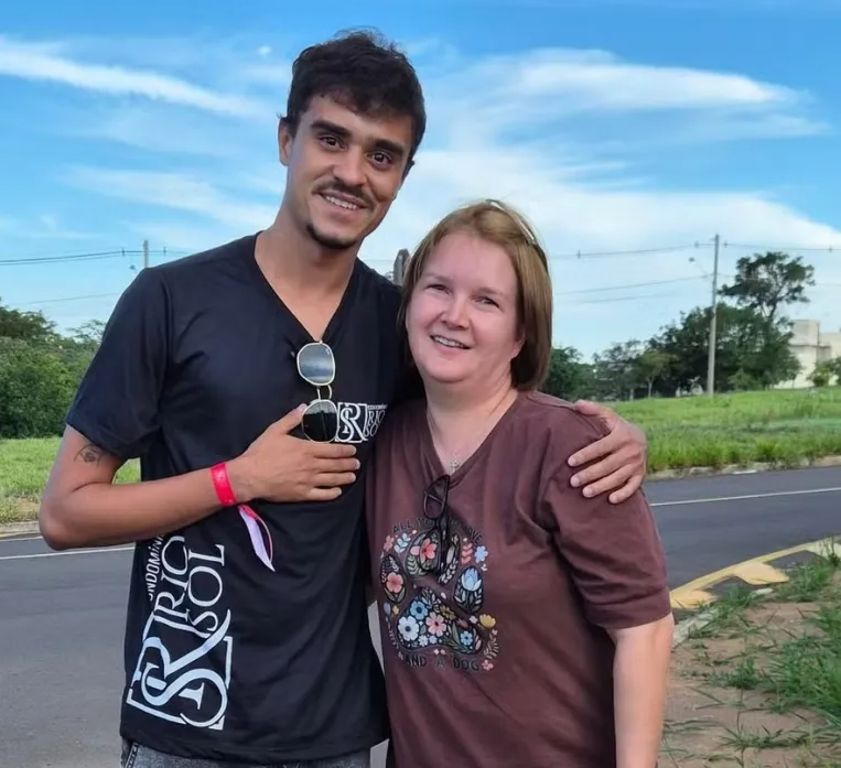 A imagem, feita em uma rua de Franca (SP), mostra Bruno ao lado da ex-detenta enquanto ela passeava com o cachorro. Imagem reprodução internet.