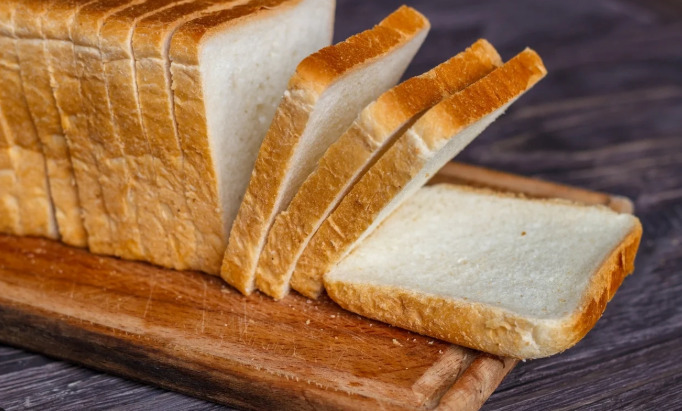 O consumo de apenas uma fatia "inofensiva" de pão pode gerar, imediatamente, cerca de 0,39 mg/l. Imagem: reprodução internet.