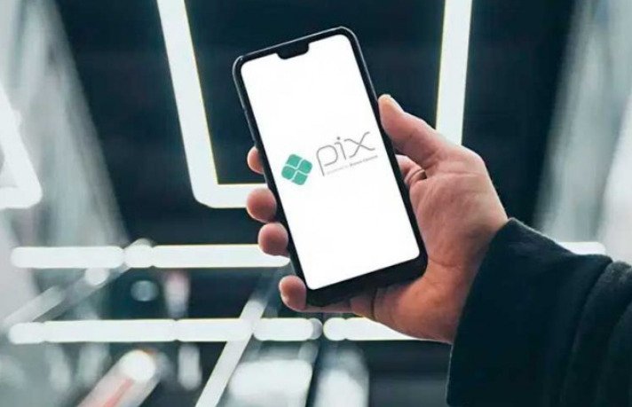 Os criminosos entram em contato por WhatsApp, SMS ou ligação, se passando por bancos, instituições financeiras ou operadoras. Imagem IA.
