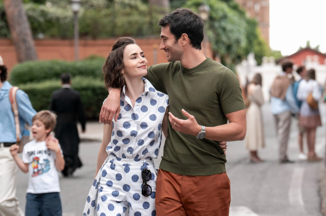 Novos relacionamentos entram em cena, enquanto histórias mal resolvidas do passado continuam a assombrar a protagonista. Imagem: Netflix.