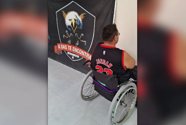 Ele aparece em uma cadeira de rodas sendo acomodada no banco traseiro do veículo e chega a acenar para a câmera. Imagem: reprodução redes sociais.