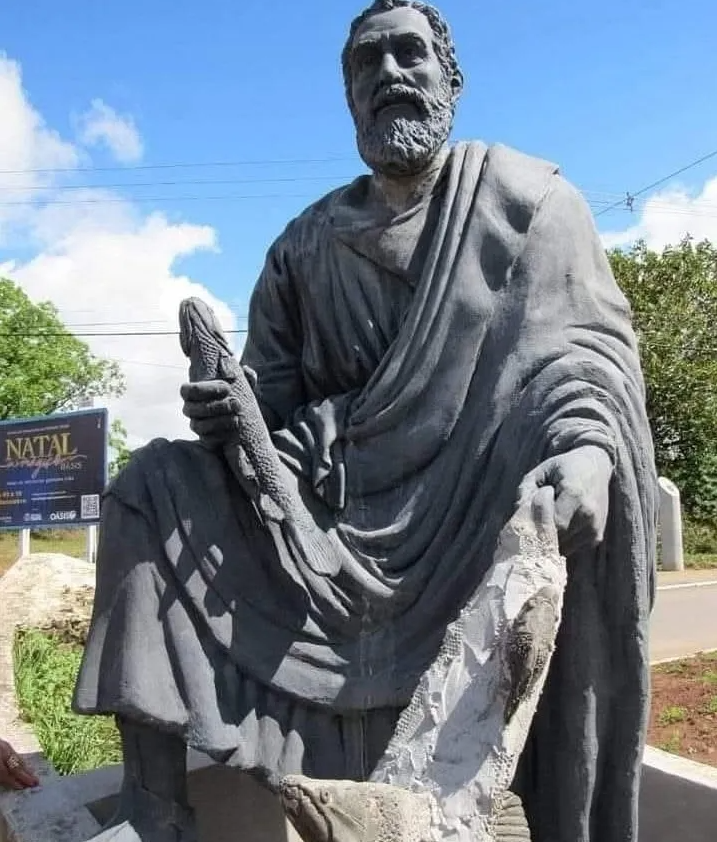 Apesar do significado religioso, a forma do peixe acabou sendo interpretada de maneira irreverente por parte do público nas redes sociais, o que impulsionou a viralização do monumento. Imagem: reprodução internet.