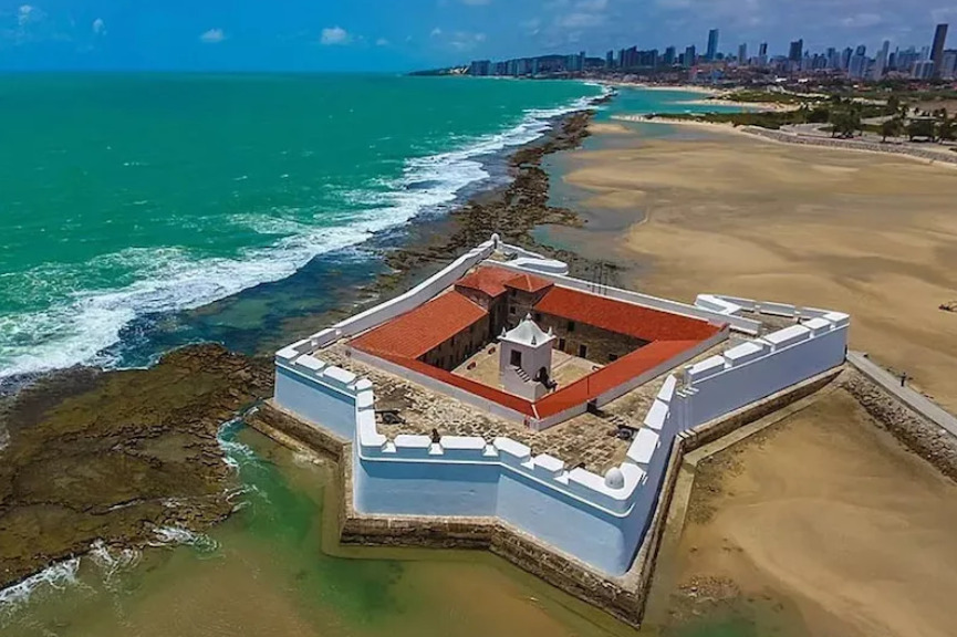A construção do Forte dos Reis Magos, em 1598, na foz do rio Potengi — estrutura que antecedeu oficialmente a fundação da cidade. Imagem: internet.