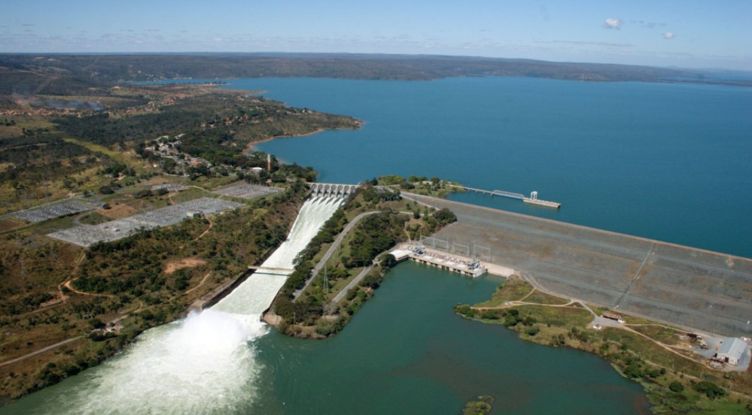 Vista aérea do reservatório e da barragem da usina hidrelétrica de Três Marias em Minas Gerais (Foto Divulgação Cemig)