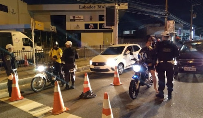 A nova legislação autoriza que a quitação dos débitos seja feita no ato da abordagem, desde que haja condições técnicas para a operação. Imagem Detran RN.