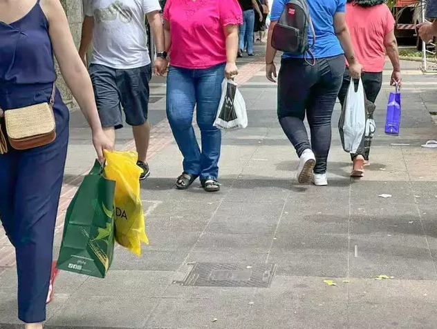 Nas compras realizadas presencialmente, o CDC não obriga o lojista a trocar produtos por motivo de gosto pessoal, tamanho, cor ou modelo. Imagem: internet.