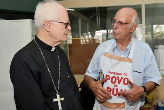 O cardeal arcebispo de São Paulo, Dom Odilo Pedro Scherer, e o padre Júlio Lancellotti, da Pastoral do Povo de Rua de SP. — Foto: Reprodução/Jornal 'O São Paulo'/Arquidiocese de SP