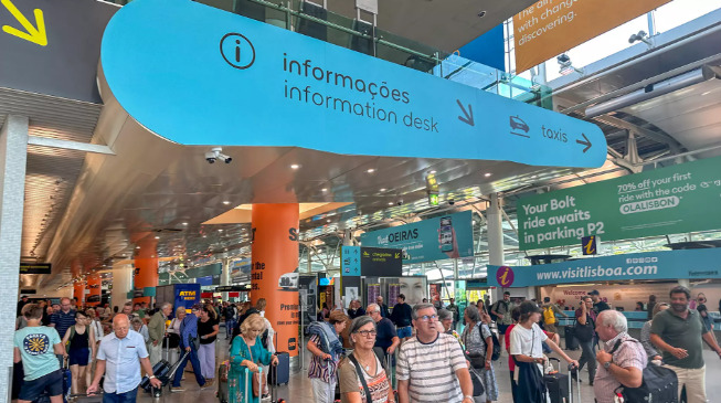 A espera chegou a quase oito horas após o desembarque na capital portuguesa, em um cenário descrito como caótico, desorganizado e sem orientações claras aos viajantes. Imagem: Aeroporto de Lisboa.