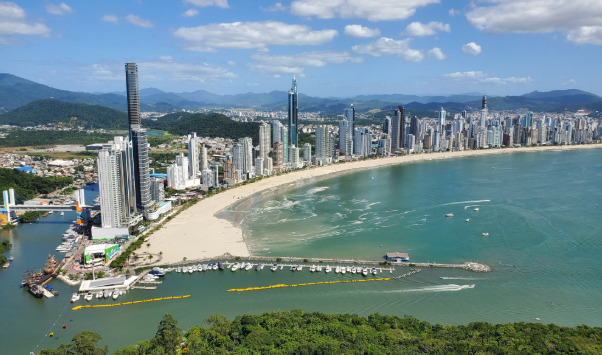 Há menções a cobranças de até R$ 200 pelo uso de cadeira com guarda-sol em praias como em Balneário Camboriú (SC). Imagem: internet.