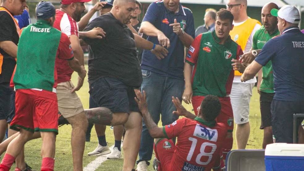 Briga generalizada interrompe partida