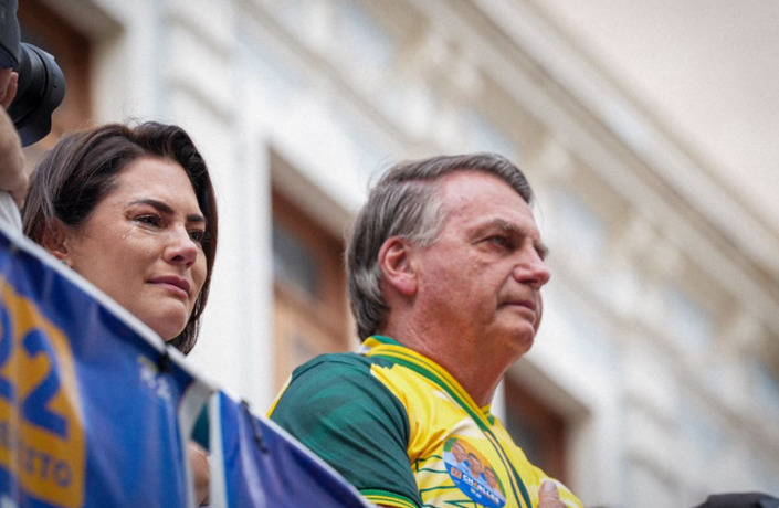 Minutos antes da saída do ex-presidente, a ex-primeira-dama Michelle Bolsonaro também deixou o hospital. Imagem: PL.