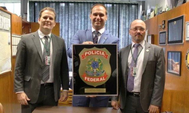 Eduardo Bolsonaro ingressou na Polícia Federal em 2010 e estava afastado das funções policiais enquanto exercia o mandato na Câmara dos Deputados.