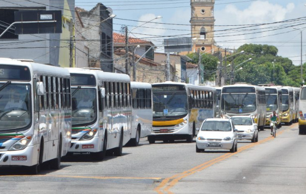 Uma sequência de assaltos a ônibus voltou a assustar motoristas e passageiros na noite deste domingo (4), na avenida Mário Negócio, em Natal.
