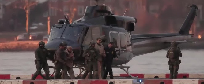 O venezuelano fez parte do transporte de helicóptero e, depois, foi transferido para um veículo. Estava acompanhado de diversos agentes.
