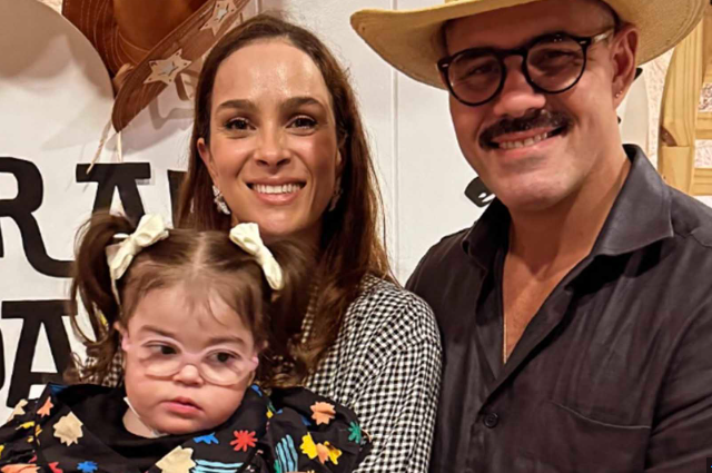 Juliano Cazarré ao lado da esposa, Leticia, e da filha, Maria Guilhermina. Foto: Reprodução/Redes Sociais