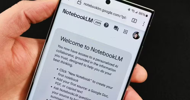 Esqueça os chatbots que inventam fatos. O NotebookLM é a ferramenta definitiva para quem lida com muitos documentos.