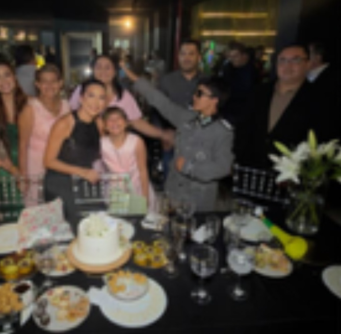 Durante a celebração, um jovem compareceu ao evento usando um traje que remete a um militar nazista, o que gerou forte repercussão negativa após registros do momento se espalharem pela internet.