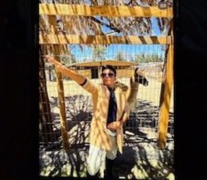 Relatos apontam ainda que o mesmo jovem possui outras fotos em redes sociais utilizando símbolos e vestimentas relacionadas ao nazismo.