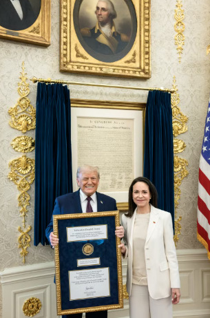 Ela comparou o ato ao gesto atribuído ao general Marquis de Lafayette, que há cerca de dois séculos teria presenteado Simón Bolívar com uma medalha contendo a efígie de George Washington, simbolizando fraternidade entre os povos americano e venezuelano.