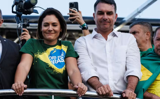 Michelle Bolsonaro, por outro lado, surge com um mapa considerado favorável. Com missão 8 e caminho de vida 9, ela reúne autoridade, empatia e popularidade.